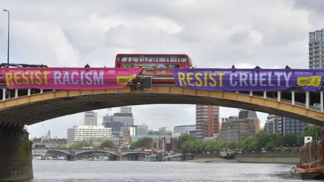 پلاکارد عفو بین الملل