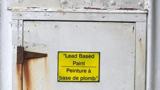 "Pintura con base de plomo" advierte el anuncio