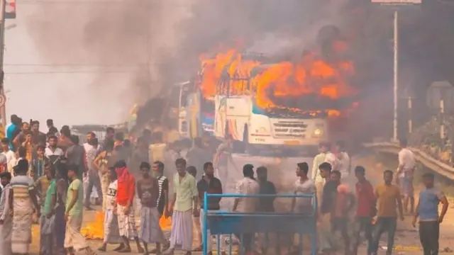 হাওড়ায় বিক্ষোভকারীদের হাতে জ্বলে যাওয়া বাস।