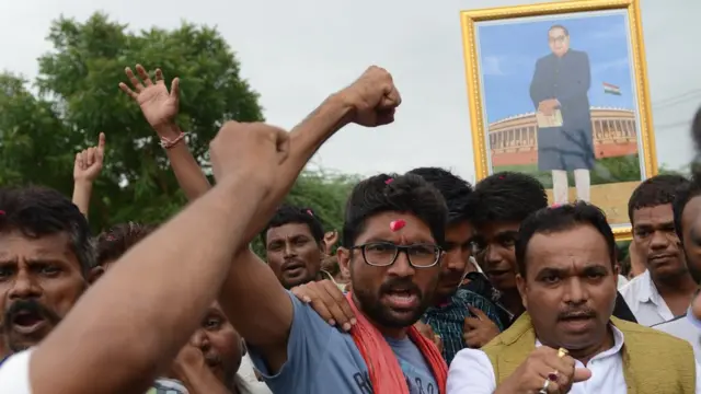 રસ્તા પર સંઘર્ષ કરી રહેલા જિગ્નેશ મેવાણીની તસવીર