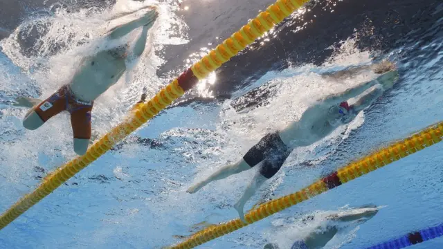 Британец Адам Пити и голландец Арно Камминга на дистанции 100 м брассом