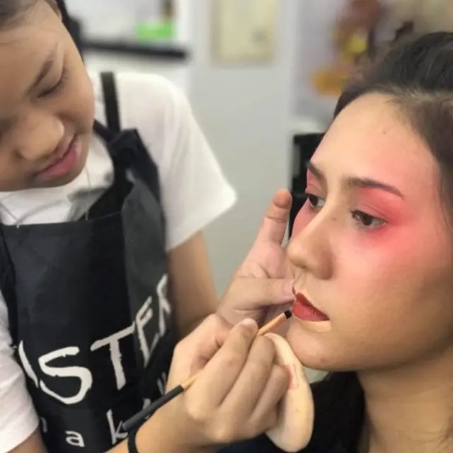 น้องแพรเรียนแต่งหน้า