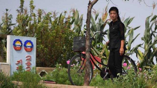 북한 신의주 압록강변에서 포착된 북한 여성