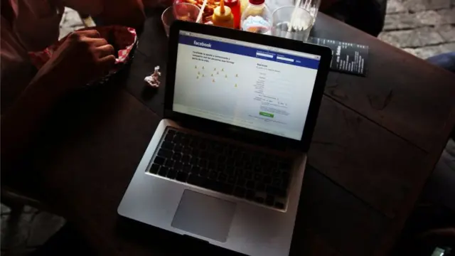 Periodistas y defensores de derechos humanos de México reciben ataques en redes sociales de internet.