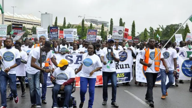Nigerian youths dey protest for street