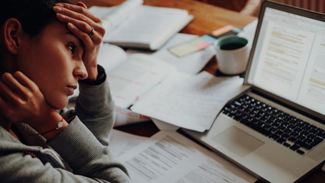 Mulher cansadacomo se joga no pixbetfrente a computador