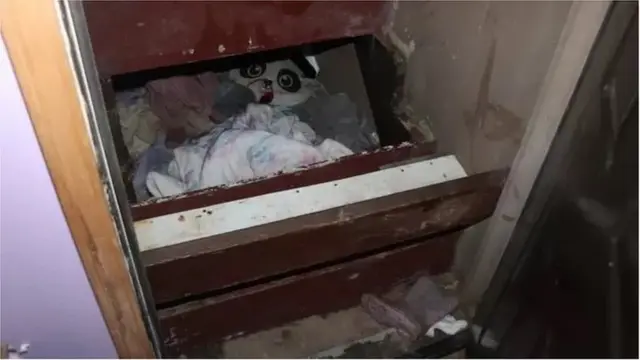 మెట్ల కింద పాపను దాచిన అర