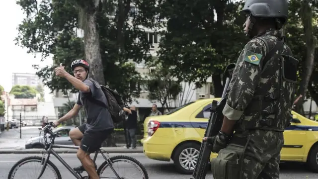 Ciclista passa por um soldadohistorico eurowinrua do Rio