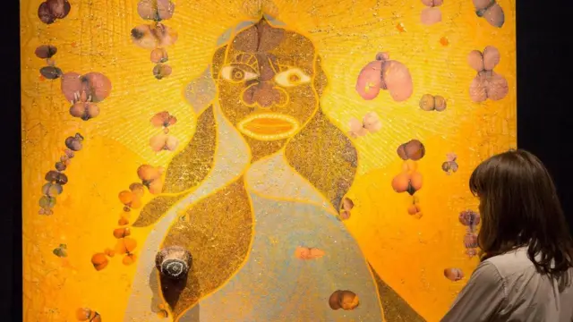 奥菲利的作品《圣母玛利亚》(1996年)中混合了大象粪便,与用牛粪制成的白色颜料差别不大。