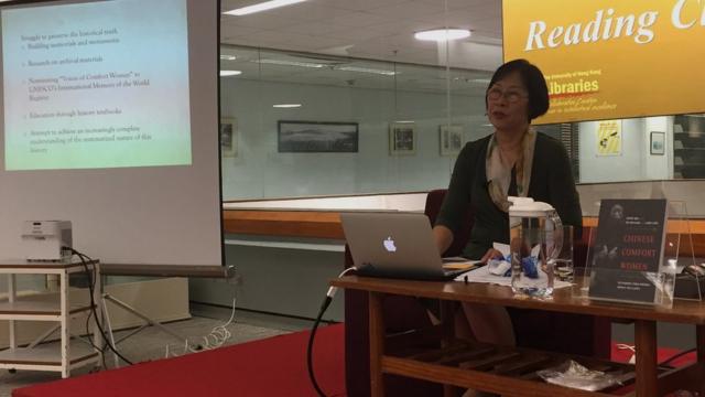 丘培培在香港大学出席研讨会时，多度感触起来。