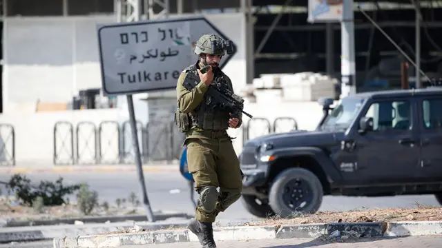 يقوم الجيش الإسرائيلي بحملة اعتقالات واسعة في الضفة الغربية