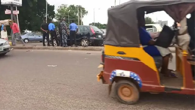 Awọn ọlọpaaa duro si iwaju ọgba fasiti Ibadan