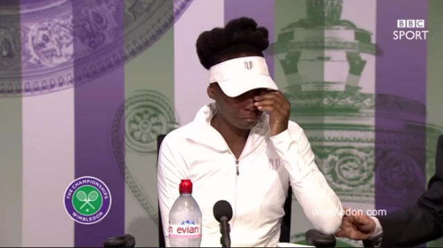 Captura de pantalla de Venus Williams llorando en la conferencia de prensa en Wimbledon.