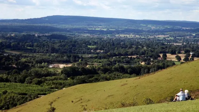 ضربت سلسلة من الهزات الأرضية الخفيفة في مطلع العام الحالي مقاطعة سري بالمملكة المتحدة التي لم تعتد على الزلازل القوية