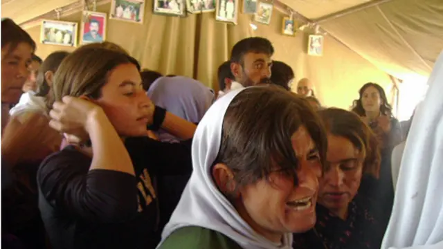 Seorang perempuan Irak menangis