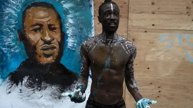 이 남성은 조지 플로이드를 기리기 위해 그의 초상화를 그렸다