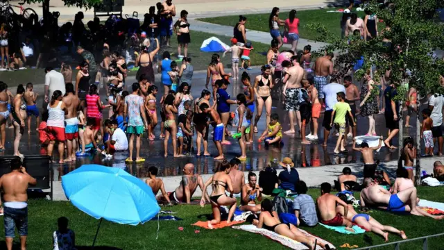 وفي أسبانيا، لجأ الناس إلى حامامات الشمس ونوافير المياه على ضفة نهر مانزاناريس في مدريد