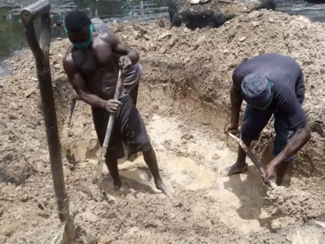 Awọn ọkunrin kan yọnda ara wọn lati gbẹ iboji fun awọn to ku