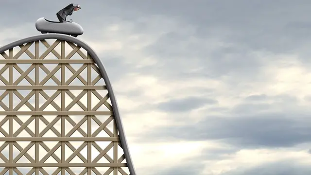 Señor confundido en carrito de montaña rusa