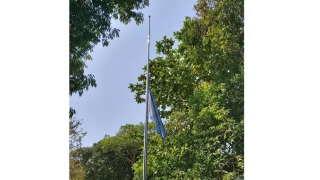 WHO အမှတ်အသားပါတဲ့ ကားကို ပစ်ခတ်တာကြောင့် ရှုံ့ချမှုတွေခံနေရပါတယ်။