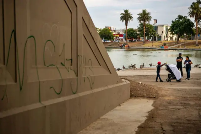 Una pintada de la MS13 en el parque McArthur de Los Ángeles, Estados Unidos, el 11 de agosto de 2021.