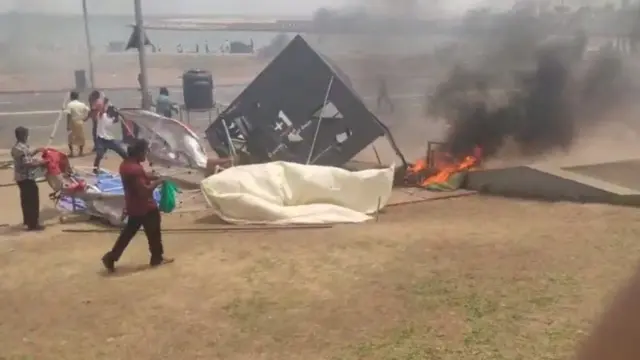 எரியும் கூடாராம்.