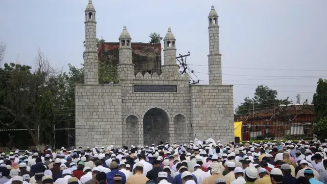 जम्मू में ईद की नमाज़ पढ़ते लोग