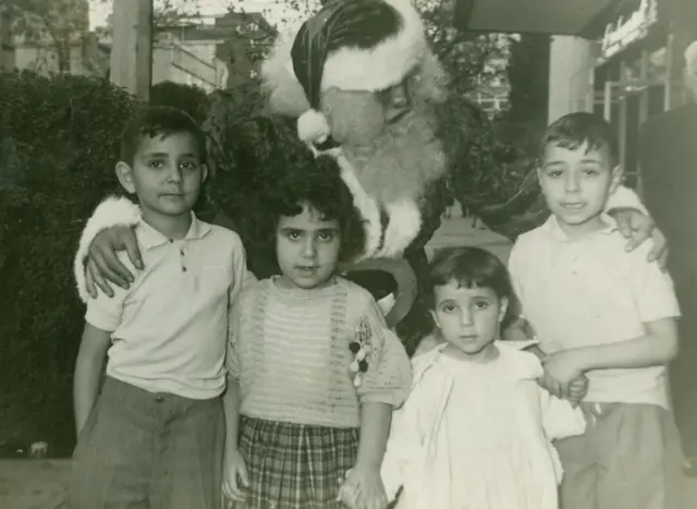 Junto a sus hermanos.