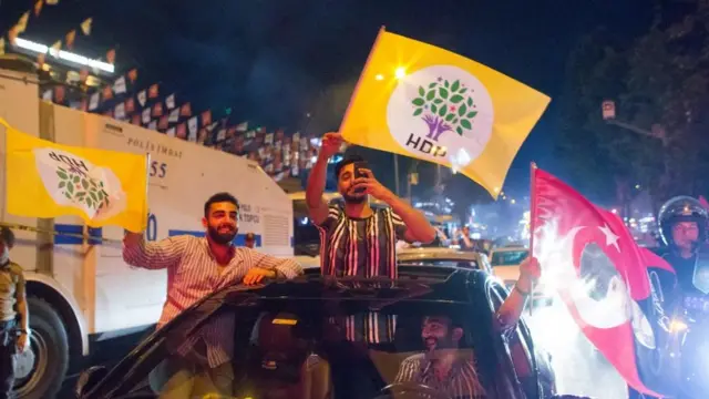 hdp bayraklarıyla seçim sonucunu kutlayanlar
