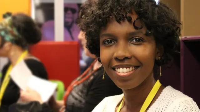 منى تحب العيش في مدينة لندن لكنها تريد التعرف على الصومال