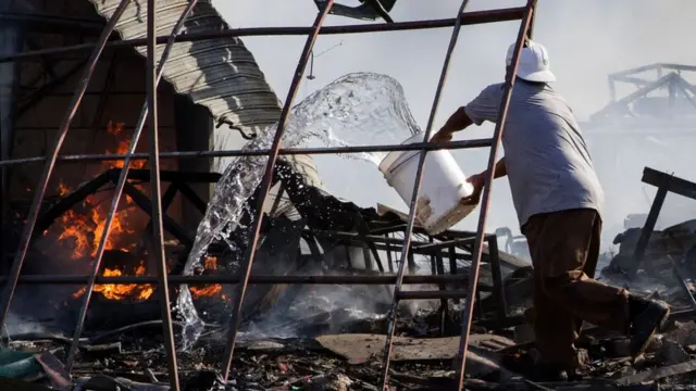Hombre con una cubeta de agua
