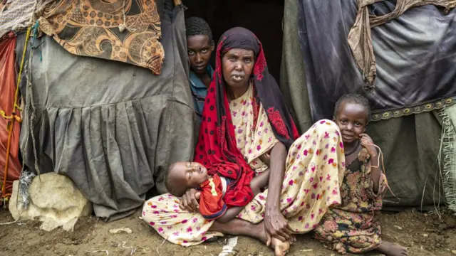 दुष्काळामुळे पोट भरणं कठीण झालेले सोमालियातले लोक