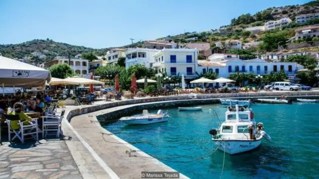 مسابقه قایق‌رانی پیشکسوتان ایکاریا که حداقل سن برای شرکت در آن ۷۰ است