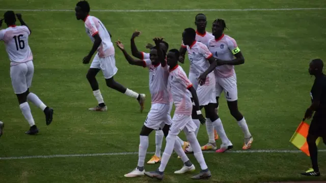 Les joueurs du Soudan du Sud jubilent après leur but contre l'Ouganda