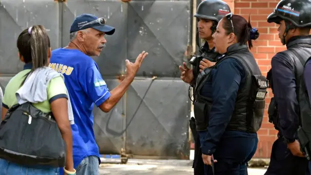 Familiares de los detenidos en la comisaría de Valencia donde ocurrió el incendio.