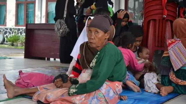 Sejumlah warga yang rumahnya hancur diterjang tsunami Pandeglang mengungsi di Kantor Kecamatan Panimbang, Kabupaten Pandeglang, Banten, Minggu (23/12).
