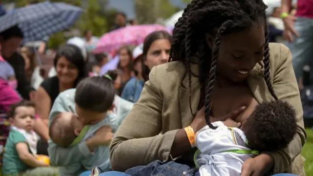 Nwaanyị na-enye nwa ara