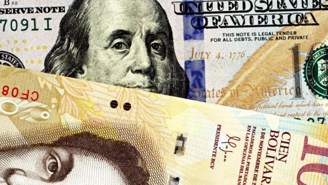 Un billete de 100 bolívares contra otro de 100 dólares