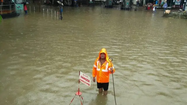વરસાદને પગલે રસ્તા પર પાણી ભરાયા