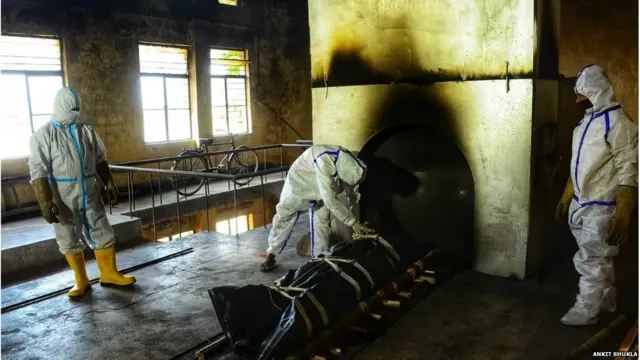 कोरोना संक्रमितों की मौतों के बाद कानपुर के दो विद्युत शवदाहगृहों में पहली बार इतने अंतिम संस्कार हो रहे हैं