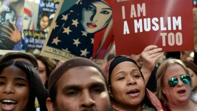 активисты с плакатами "я тоже мусульманин"