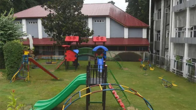 अधिकतर स्कूलों में बच्चे नहीं पहुंच रहे हैं