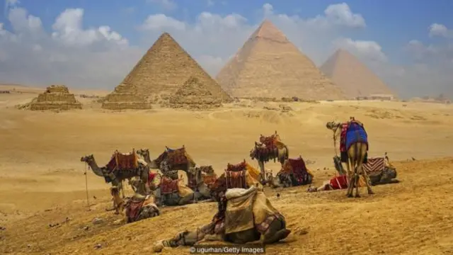 Các kim tự tháp Giza đầy cảm hứng nằm ở bên kia sông Nile so với Cairo.