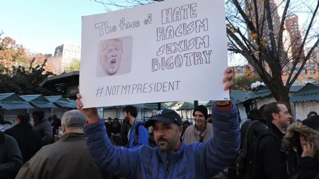 Мужчина с плакатом