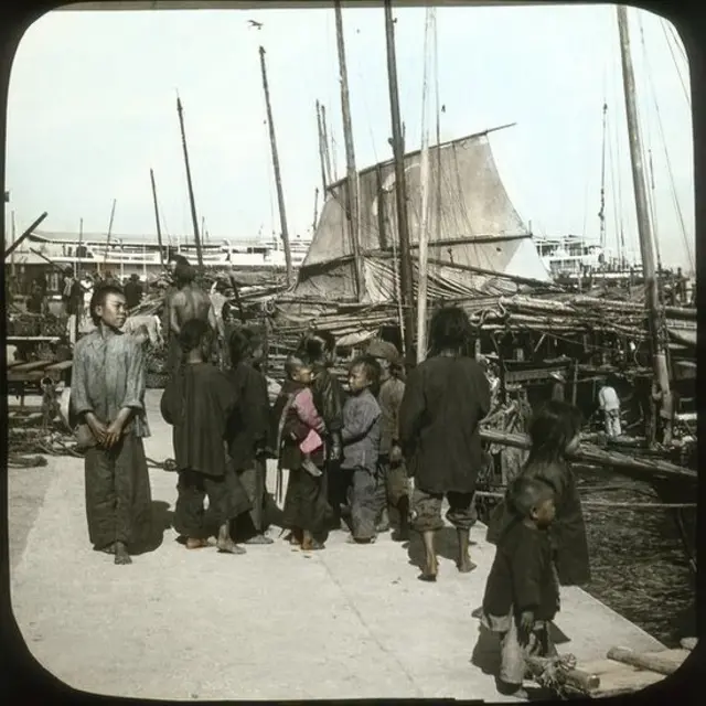 上环干诺道中的渡轮码头和泊岸帆船和小艇。