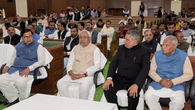 बिहार विधानसभा में साथी नेताओं के साथ नीतीश कुमार