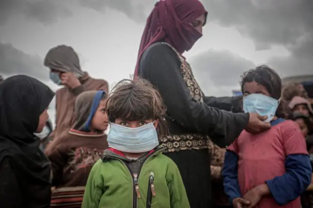 માસ્કધારી બાળકોની તસવીર