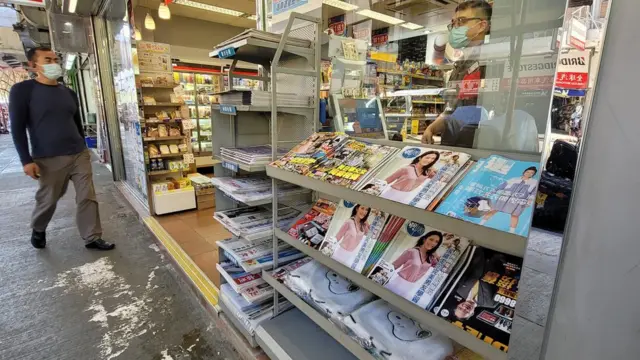 香港銅鑼灣某便利店門前的報刊架(20/11/2020)