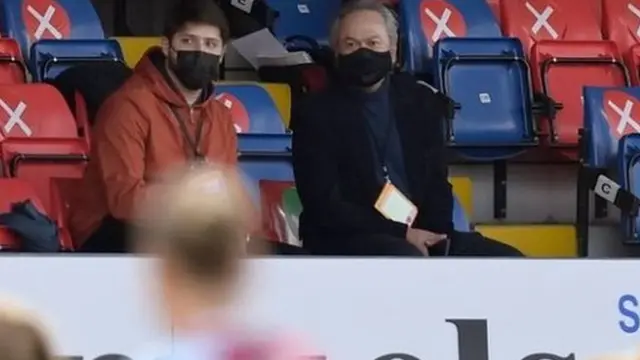 Сарвар Исмаилов(чапда) ва Лондондаги Эвертон клуби соҳиби Фарҳод Моширий