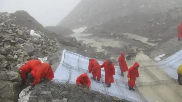 सेना और शेरपाओं ने सुखाया तालाब